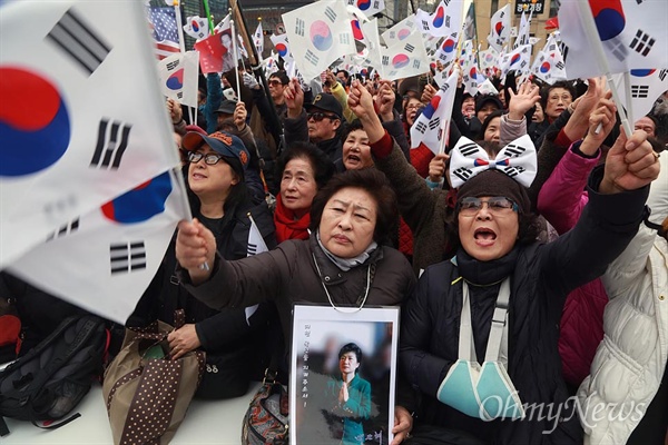 제98주년 3·1절인 2017년 3월 1일 오후 서울 종로구 세종로네거리에서 열린 '제15차 박근혜 대통령 탄핵기각을 위한 국민 총궐기 대회'에 참석한 친박단체 회원과 시민이 헌법재판소 탄핵심판 결정 각하를 요구하고 있다.