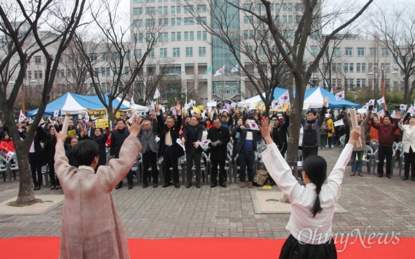  1일 오후 대전평화의 소녀상 앞에서'12.28일본군 위안부 한일합의 원천무효! 한일군사정보보호협정 폐기! 한반도 평화실현을 위한 3.1평화행동'이 '평화나비대전행동'이 주관으로 개최됐다. 사진은 만세삼창을 하는 시민들.