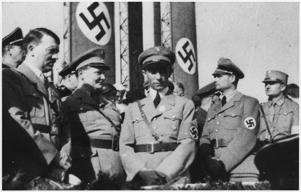 히틀러와 나치를 상징하는 하켄크로이츠의 기원은 그 의미가 전혀 다르다.