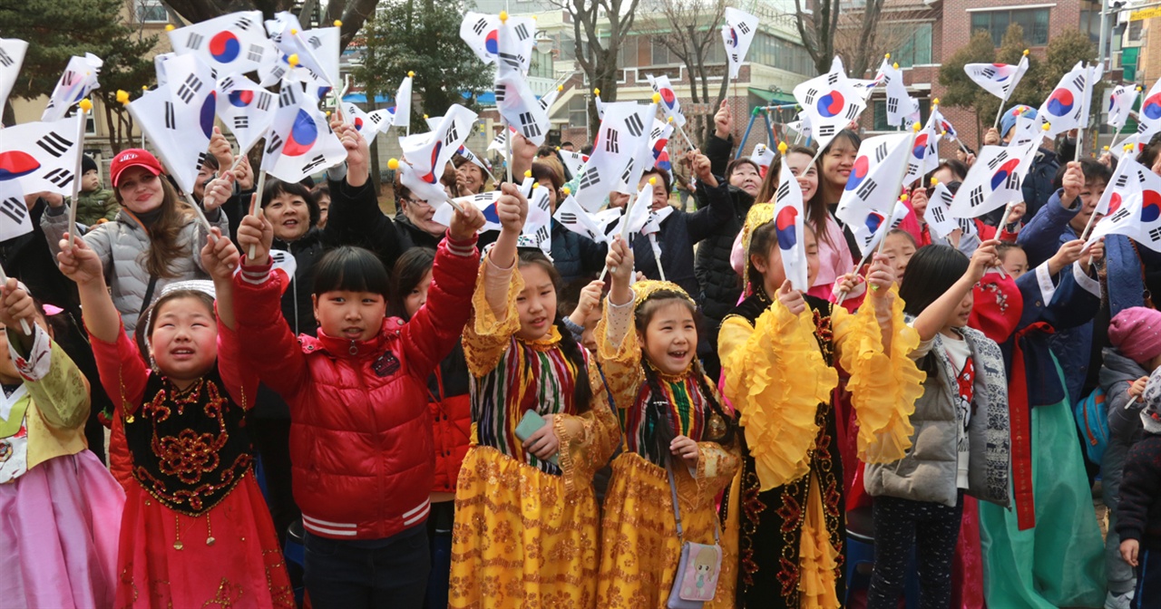  참석한 고려인들이 만세삼창을 하고 있는 모습