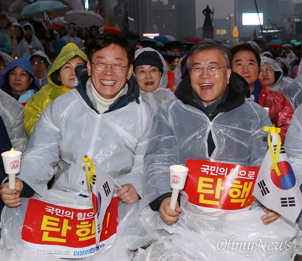 문재인 대통령 당선자와 이재명 성남시장이 제98주년 3.1절인 1일 서울 광화문광장에서 열린 촛불집회에 참석해 박근혜 대통령 탄핵을 요구하는 촛불과 '노란리본 태극기'를 들고 있다.