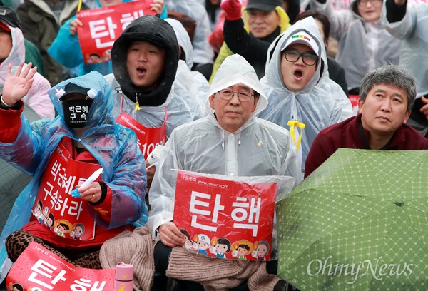 촛불집회 참석한 박원순 박원순 서울시장이 98주년 3.1절인 1일 오후 서울 광화문광장에서 열린 ‘박근혜 구속 만세! 탄핵인용 만세! 황교안 퇴진! 3.1절 맞이 박근혜 퇴진 18차 범국민행동의 날’ 집회에 참석하고 있다.