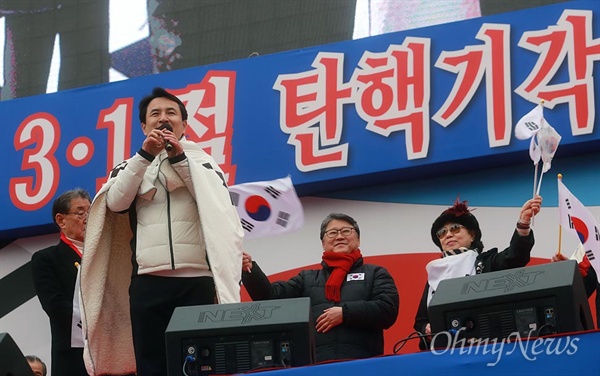 김진태 "탄핵 반대 당론으로 정하겠다" 제98주년 3·1절인 1일 오후 서울 종로구 세종로네거리에서 열린 '제15차 박근혜 대통령 탄핵기각을 위한 국민 총궐기 대회'에 김진태 자유한국당 의원이 참석해 "탄핵 반대를 (자유한국당) 당론으로 정하겠다"고 발언하고 있다.