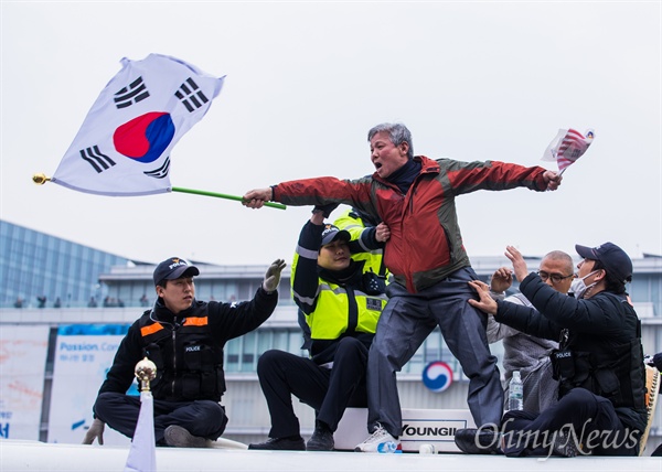  1일 오후 서울 종로구 정부서울청사 앞에서 열린 탄핵기각 촉구 보수단체 집회에서 경찰차벽에 올라 차벽 철수를 요구하며 경찰과 대치하고 있다. 