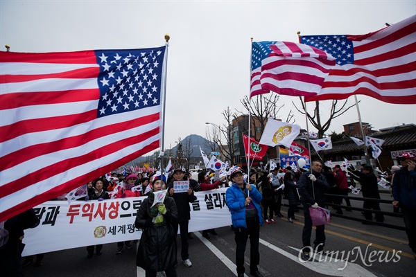 성조기 휘날리는 보수단체 행진 지난 3월 1일 오후 서울 종로구 정부서울청사 앞에서 애국단체총협의회 주최로 열린 탄핵기각 촉구 보수단체 집회에 참석자들이 청운효자주민센터를 향해 행진을 하고 있다.  