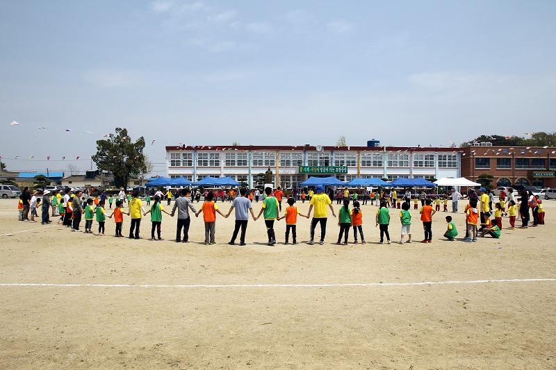 마을축제가 된 작은학교 운동회 폐교 위기를 벗어난 묘량중앙초등학교 운동회는 지역주민과 함께 하는 가장 큰 마을축제다. 