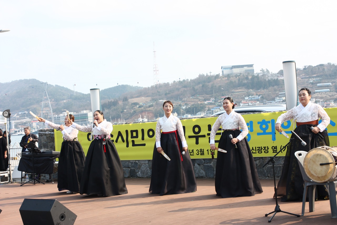 98주년 3.1절을 맞아 전남 여수 이순신 광장 앞에 세워진 평화의 소녀상 제막식의 공연모습