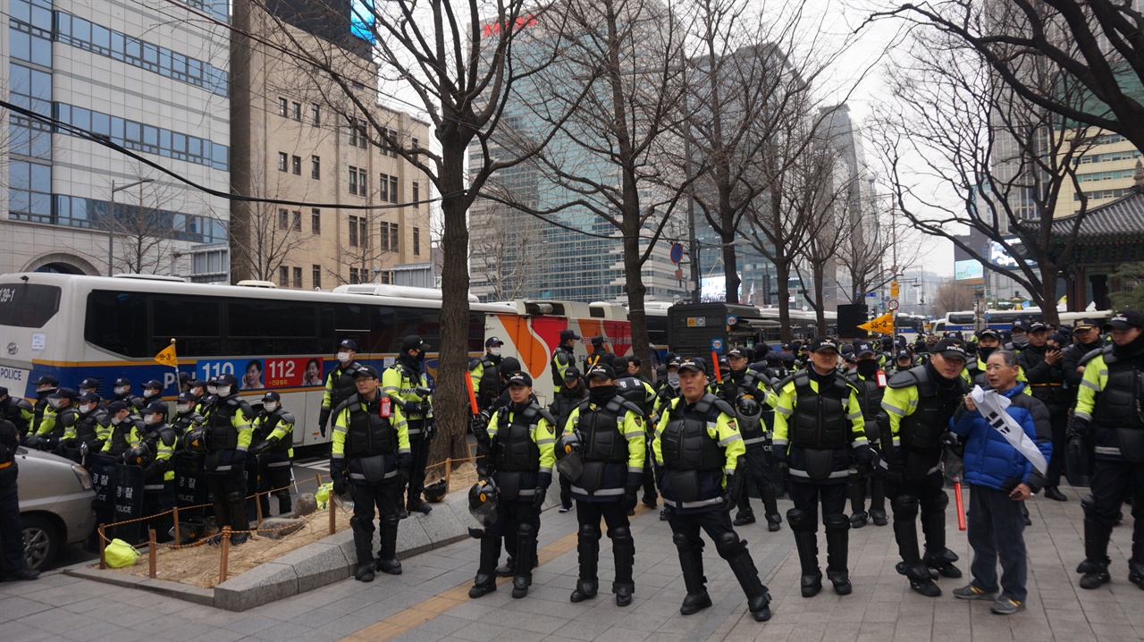 충돌 우려로 경찰과 버스들이 장벽을 만들어 광화문광장 가는 길을 막았다.