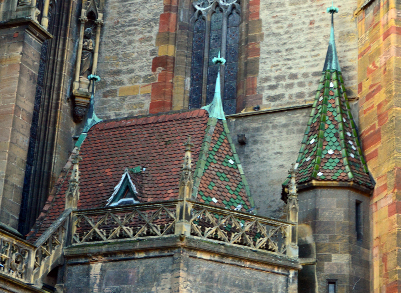 성당 지붕은 화려한 파스텔톤 색상의 향연을 벌이고 있다. 
