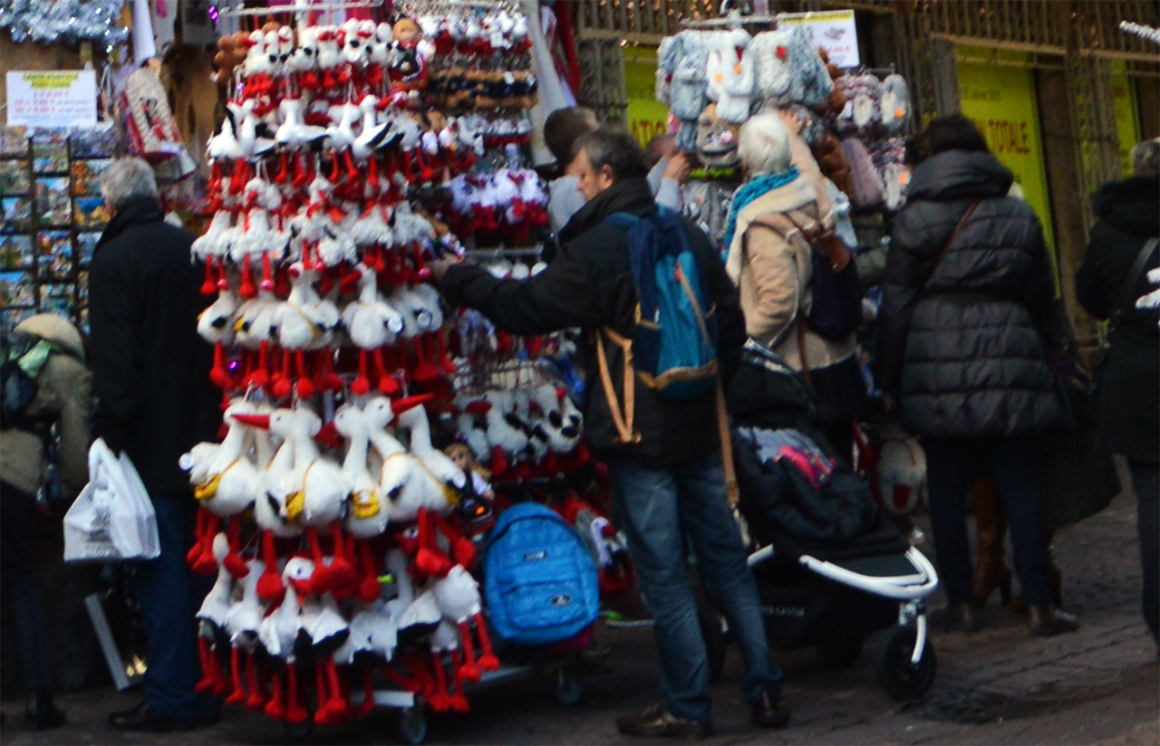 콜마르의 수많은 선물가게에서 프랑스 관광객들이 황새 인형을 산다. 