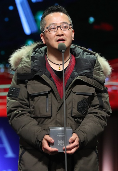  윤민석 작곡가가 2월 28일 서울 구로구 구로아트밸리 예술극장에서 열린 2017 한국대중음악상 시상식에서 특별상을 수상, 소감을 말하고 있다.