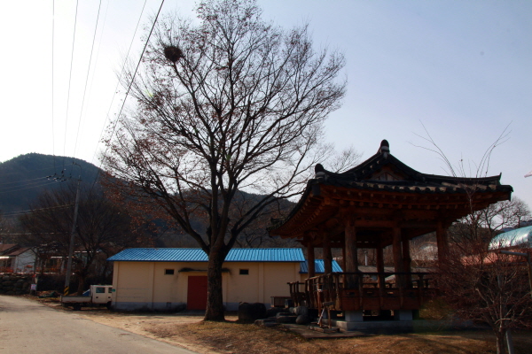   경남 함양 휴천마을 휴천정 앞에는 장정의 품삯을 결정하는 들돌이 놓여 있다.