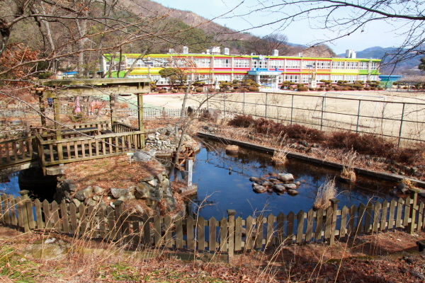  경남 함양 병곡초등학교 정문 옆에는 작은 연못과 정자가 있다.