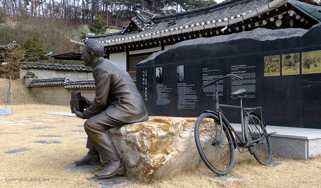 화성 제암리 순국 기념관 마당에 있는 스코필드 동상과 애마 자전거. 
