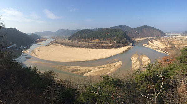 삼강 전망대에서 바라본 달봉교 예정지. 4대강사업 후 낙동강에서는 마지막으로 볼 수 있는 모래톱이다. 이 귀한 모래톱이 달봉교 공사로 교란을 당할 위기에 처해있다. 