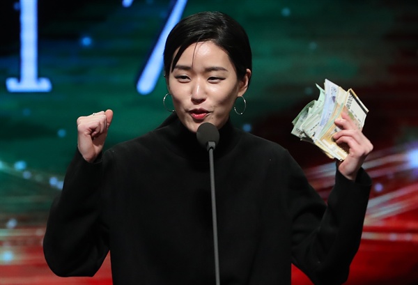  가수 이랑이 지난 2월 28일 서울 구로구 구로아트밸리 예술극장에서 열린 2017 한국대중음악상 시상식에서 수상한 최우수 포크 노래 부문 트로피를 즉석 경매로 판매한 뒤 기뻐하고 있다. 