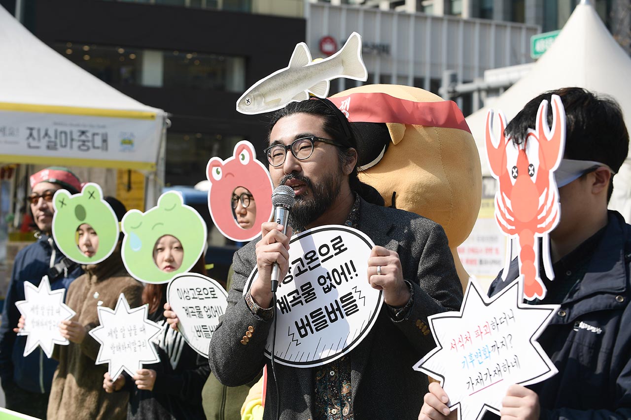 서식처 보호에 동참해주세요 UN에서 지정한 세계 야생 동?식물의 날 (World Wildlife Day)인 3일 오후 서울환경운동연합 회원들은 서울 종로구 광화문광장에서 봄철 산란을 시작한 도롱뇽을 비롯한 야생 동?식물의 중요성을 알리고 보호를 호소하는 기자회견을 열고 "지구온난화와 서식지 파괴로 인해 종로구 백사실계곡의 도롱뇽은 심각한 위기에 처해 있다"며 "1급수 지표종이자 기후변화 지표종인 도롱뇽을 살리는 보호활동이 절실하다"고 호소했다.