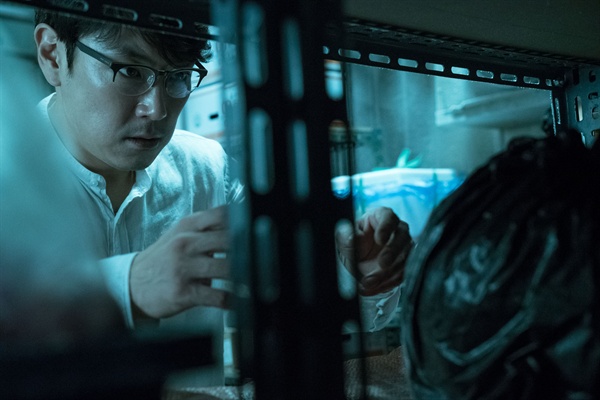  배우 조진웅은 <해빙>에서 발군의 연기력을 보여준다.