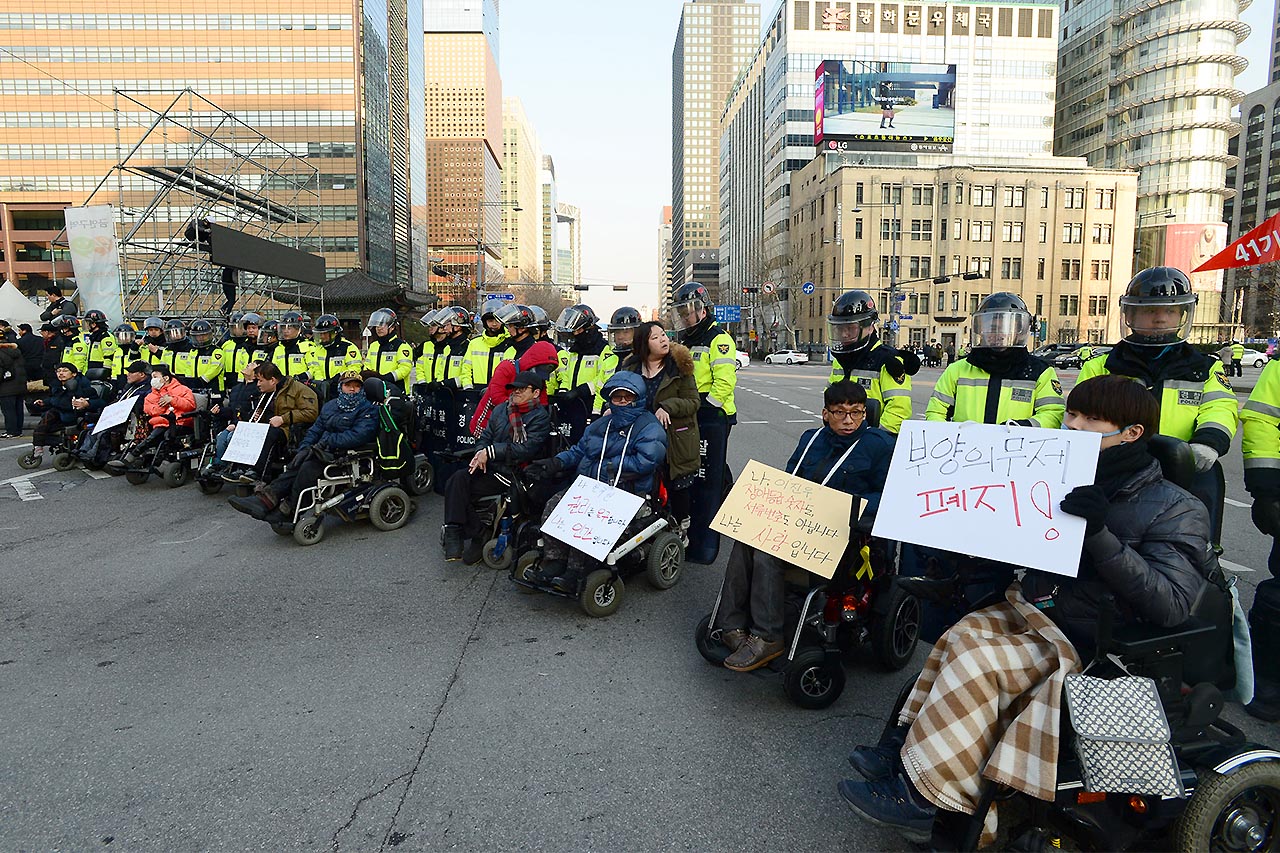 <장애등급제?부양의무제 폐지 광화문공동행동> 회원들이 3일 오후 서울 종로구 세종로 4거리에서 '부양의무제 폐지'를 촉구하며 시위를 벌이고 있다.