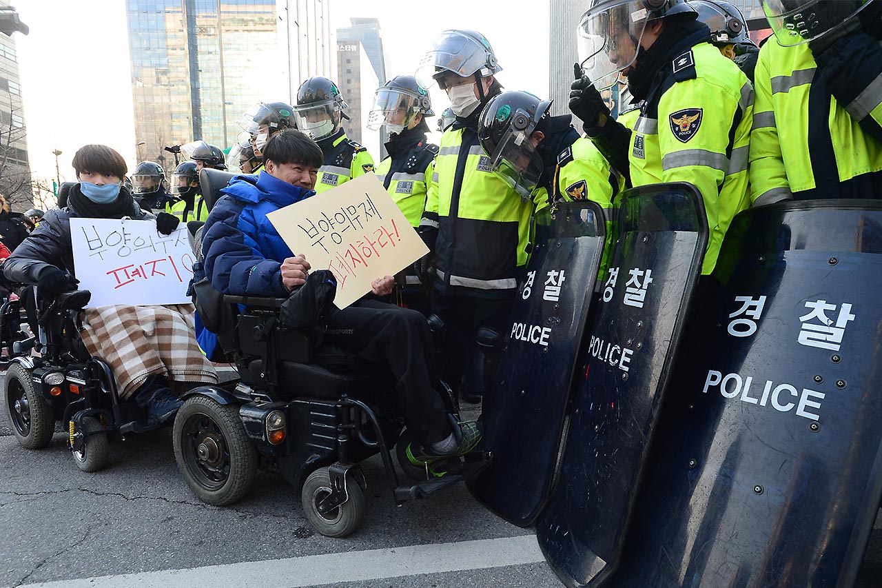 '장애등급제·부양의무제 폐지 광화문공동행동' 회원들이 지난해 3월 3일 오후 서울 종로구 세종로 4거리에서 '부양의무제 폐지'를 촉구하며 시위를 벌이고 있는 모습. 