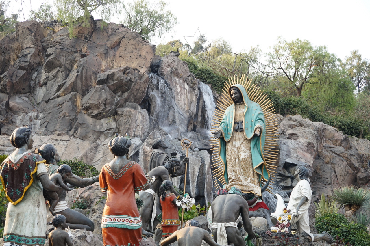 과달루페 대성지 안에 조성된 기념공원. '갈색 마리아'는 라틴아메리카에 현지화 된 가톨릭을 상징적으로 보여주고 있습니다.