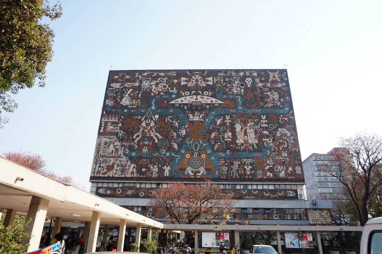 멕시코 국립대학 중앙도서관에 벽면을 장식하고 있는 디에고 리베라의 벽화. 건물 외벽 4면을 이용하여 멕시코의 과거, 현재, 미래를 표현했습니다.