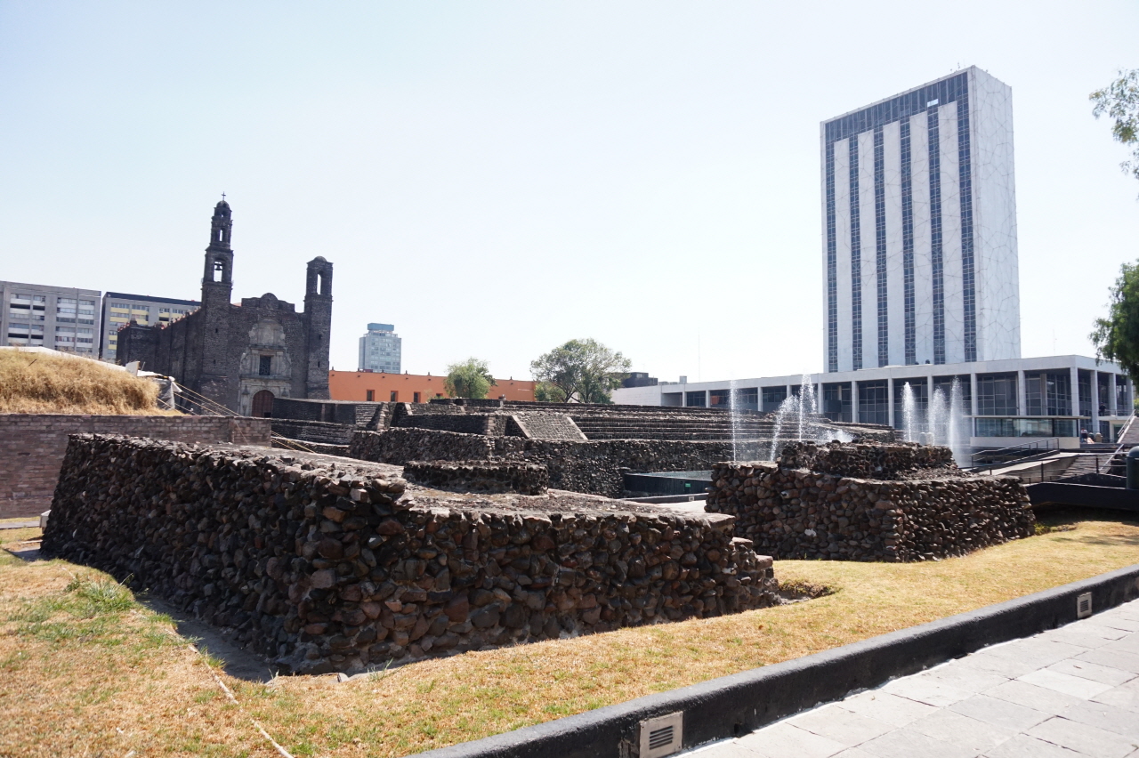 삼문화 광장에서 바라본 풍경. 사진 맨 앞쪽이 아즈텍 제국의 유적, 뒤에 보이는 성당이 스페인풍의 산티아고 성당, 오른쪽에는 현대적인 고층빌딩이 자리잡고 있습니다.