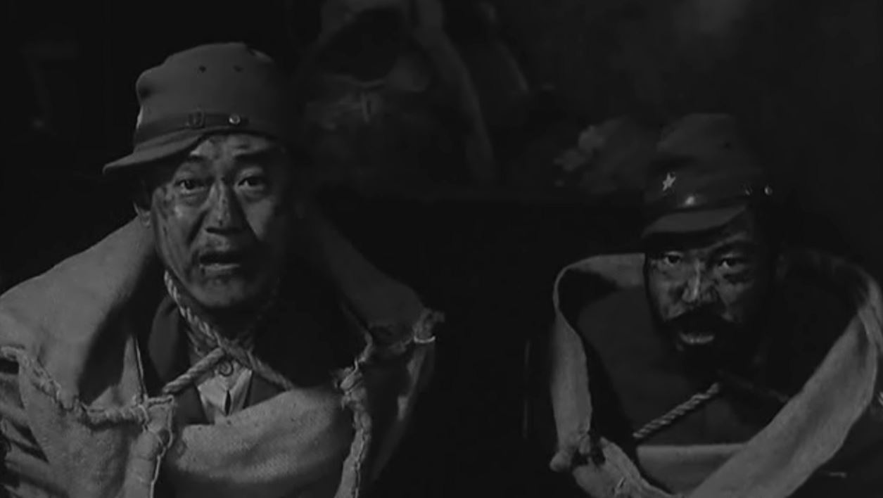 일본군 병사 하나야와 통역관 동한천(董漢臣) 두 명의 포로는 죽기 위해, 살기 위해 각기 다른 모습을 보인다.
