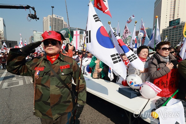  4일 오후 서울 덕수궁 대한문앞과 서울광장에서 박사모 등이 참여한 '탄핵기각을 위한 국민총궐기 운동본부’(탄기국) 주최 제16차 박근혜 대통령 탄핵기각 대규모 집회가 열렸다. 