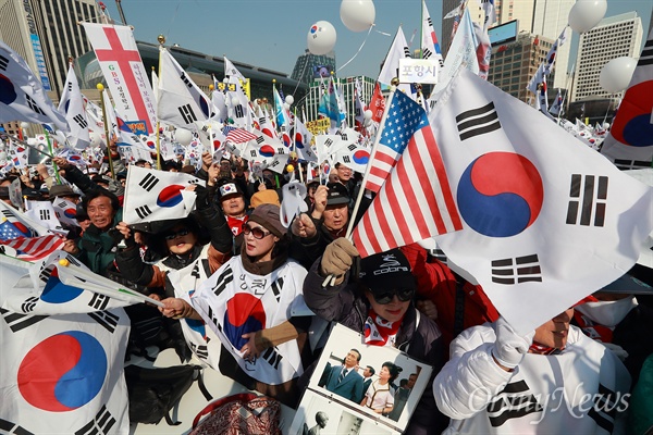 4일 오후 서울 덕수궁 대한문앞과 서울광장에서 박사모 등이 참여한 '탄핵기각을 위한 국민총궐기 운동본부’(탄기국) 주최 제16차 박근혜 대통령 탄핵기각 대규모 집회가 열렸다. 