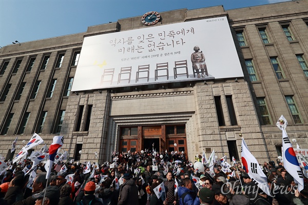 박사모 세력들이 지난 4일 오후 서울광장에서 박근혜 대통령 탄핵기각 대규모 집회를 열고 있다. 