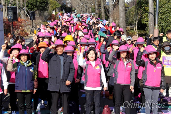 전국학교비정규직노동조합 경남지부와 민주노총 경남본부는 4일 오후 경남도교육청 앞에서 "학교비정규직노조 임단투 출정대회"와 "경남여성노동자대회"를 열었다.