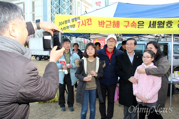 박원순 서울시장이 4일 오후 창원광장에서 열린 '제18차 박근혜퇴진 경남시국대회'에 참석해 시민들과 함께 사진을 찍고 있다.