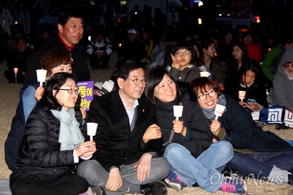 박원순 서울시장이 4일 오후 창원광장에서 열린 '제18차 박근혜퇴진 경남시국대회'에 참석해 시민들과 함께 사진을 찍고 있다.