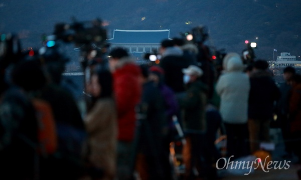 불꺼진 청와대 본관 박근혜 대통령 탄핵심판 선고가 임박한 가운데 4일 오후 서울 광화문광장에서 박근혜정권퇴진비상국민행동(퇴진행동) 주최 ’박근혜 없는 3월, 그래야 봅니다! 헌재 탄핵인용! 박근혜 구속! 황교안 퇴진! 19차 범국민행동의 날’ 촛불집회가 열렸다. 촛불집회를 취재하는 카메라 기자들 뒤로 불꺼진 청와대 본관이 보인다.