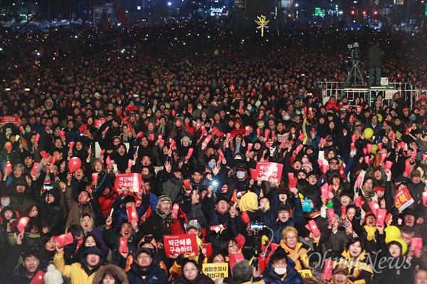  2017년 3월 4일 오후 서울 광화문광장에서 박근혜정권퇴진비상국민행동(퇴진행동) 주최 ’박근혜 없는 3월, 그래야 봄이다! 헌재 탄핵인용! 박근혜 구속! 황교안 퇴진! 19차 범국민행동의 날’ 촛불집회가 열렸다.