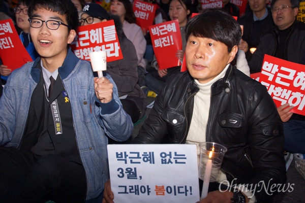 4일 오후 대구 중앙로에서 열린 박근혜 탄핵 시국집회에 참가한 시민들이 촛불과 피켓을 들고 구호를 외치고 있다.