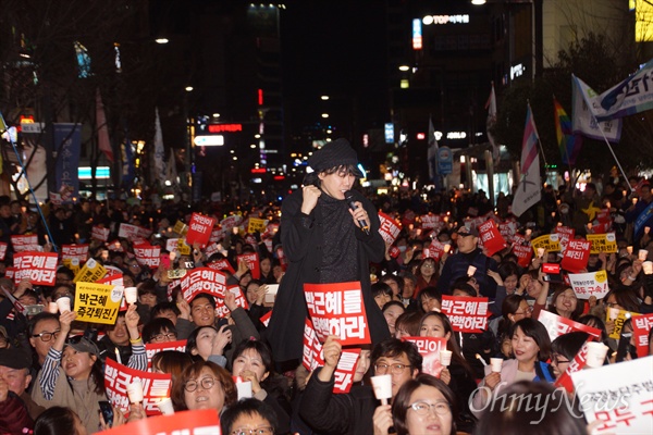 가수 김장훈씨가 4일 오후 대구 중앙로에서 열린 박근혜 탄핵 시국대회에 참석해 노래를 부르고 있다.
