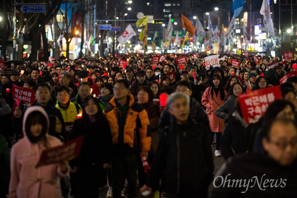  박근혜 대통령 탄핵심판 선고가 임박한 가운데 4일 오후 서울 광화문광장에서 박근혜정권퇴진비상국민행동(퇴진행동) 주최 ’박근혜 없는 3월, 그래야 봅니다! 헌재 탄핵인용! 박근혜 구속! 황교안 퇴진! 19차 범국민행동의 날’ 촛불집회가 열렸다. 참가자들은 청와대 인근에 있는 청운효자주민센터를 향해 행진을 하고 있다. 