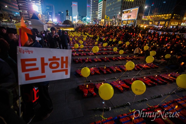  박근혜 대통령 탄핵심판 선고가 임박한 가운데 4일 오후 서울 광화문광장에서 박근혜정권퇴진비상국민행동(퇴진행동) 주최 ’박근혜 없는 3월, 그래야 봅니다! 헌재 탄핵인용! 박근혜 구속! 황교안 퇴진! 19차 범국민행동의 날’ 촛불집회가 열리고 있다. 광화문 광장 한 켠에는  세월호 희생자 304명을 추모하는 구명 조끼가 촛불 함께 놓여 있다. 