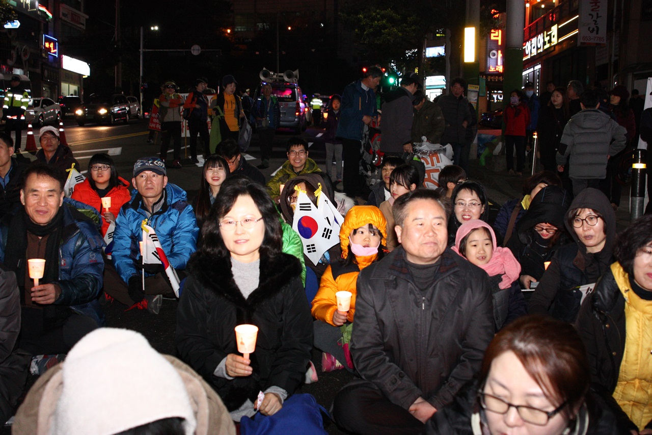 탄핵 인용 집회에 참가한 강정희 도의원과 이상훈 총장의 모습
