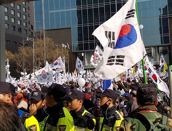 4일 오후 2시 서울 덕수궁 앞에서는 탄핵을 반대하는 보수단체 회원들이 집회를 열고 있다.