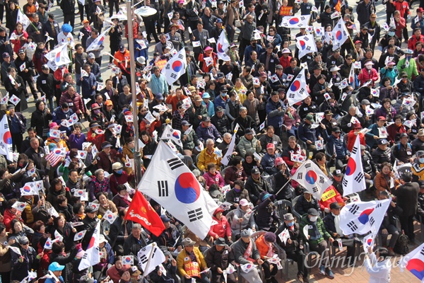  마산창원진해 구국행동시민연합은 5일 오후 마산역 광장에서 "탄핵각하, 자유대한민국 수호, 경남도민 구국행동집회"를 열었다.