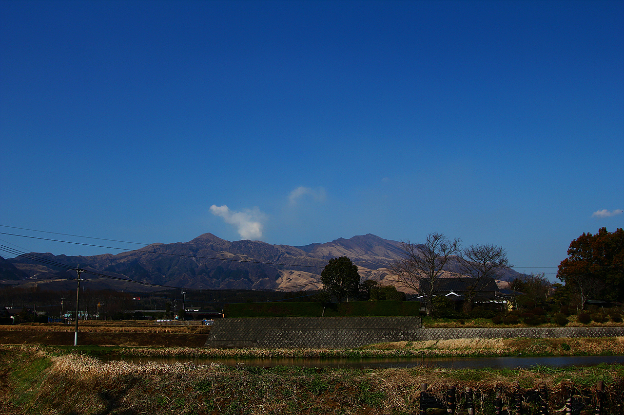 수증기를 내뿜는 미나미아소마을의 전원적 풍경