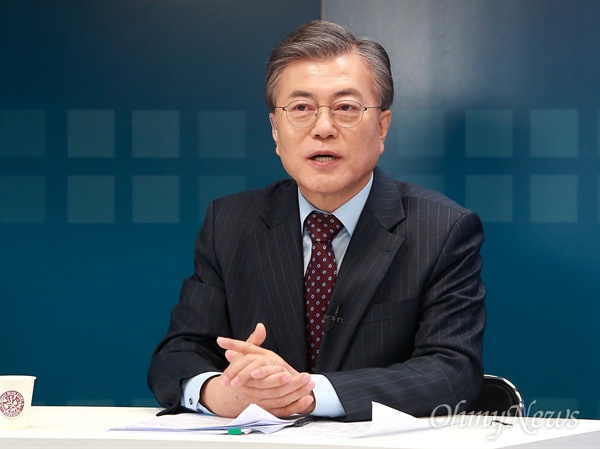 문재인 전 대표가 6일 오전 서울 마포구 상암동 <오마이TV> 스튜디오에서 열린 '더불어민주당 대선경선 예비후보자 토론회'에 참석해 발언하고 있다.