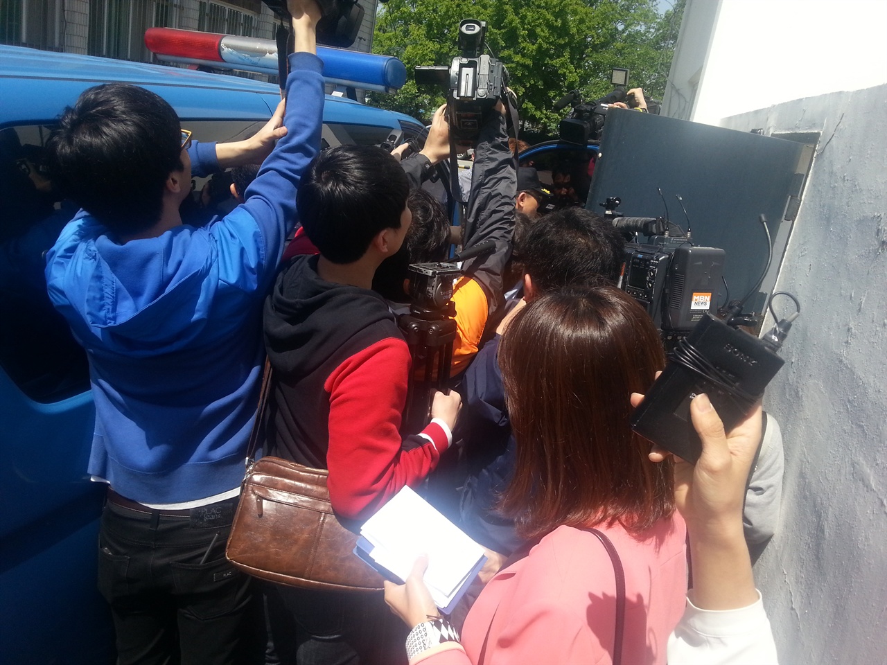 김신혜씨를 실은 광주지방교정청 미니버스가 도착하자 취재진들의 취재 경쟁이 치열했다.