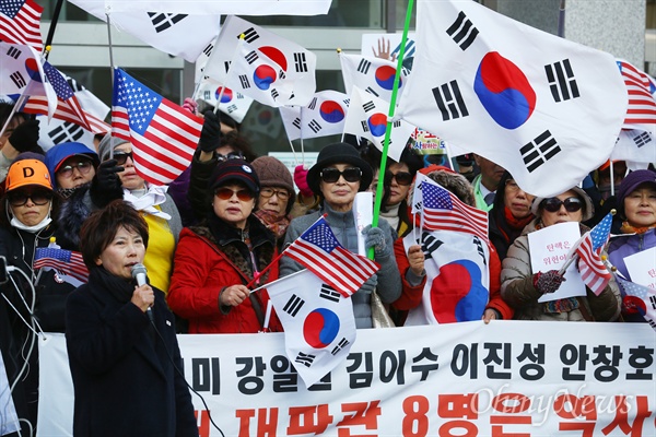  박영수 특검이 수사결과를 발표한 6일 오후 서울 종로구 헌법재판소 앞에서 엄마부대 등 친박단체 회원들이 단핵각하를 주장하며 태극기와 성조기를 흔들고 있다. 