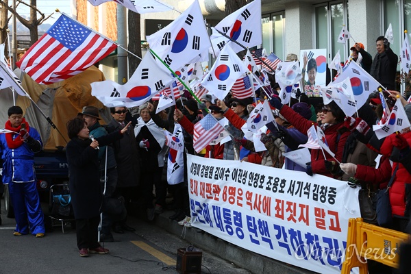  박영수 특검이 수사결과를 발표한 6일 오후 서울 종로구 헌법재판소 앞에서 엄마부대 등 친박단체 회원들이 단핵각하를 주장하며 태극기와 성조기를 흔들고 있다. 