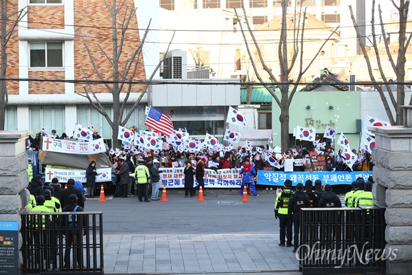  박영수 특검이 수사결과를 발표한 6일 오후 서울 종로구 헌법재판소 앞에서 엄마부대 등 친박단체 회원들이 단핵각하를 주장하며 태극기와 성조기를 흔들고 있다. 