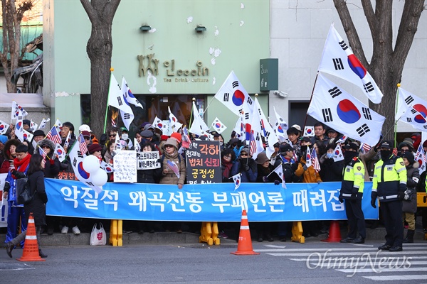  박영수 특검이 수사결과를 발표한 6일 오후 서울 종로구 헌법재판소 앞에서 엄마부대 등 친박단체 회원들이 단핵각하를 주장하며 태극기와 성조기를 흔들고 있다. 